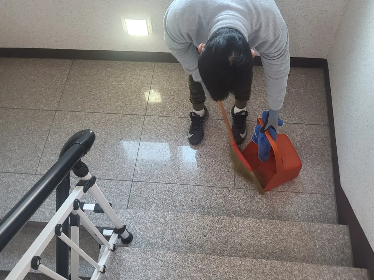 서구 상리동 빌라 공동현관 장비 주변 정밀 위생청소 사례 - 행진크린